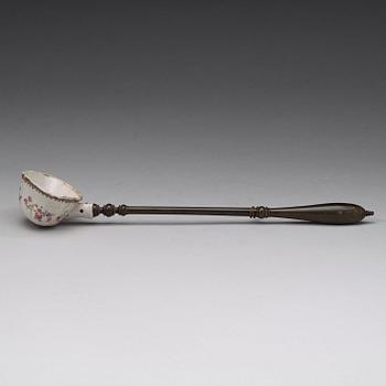 A famille rose spoon, Qing dynasty, Qianlong (1736-95).