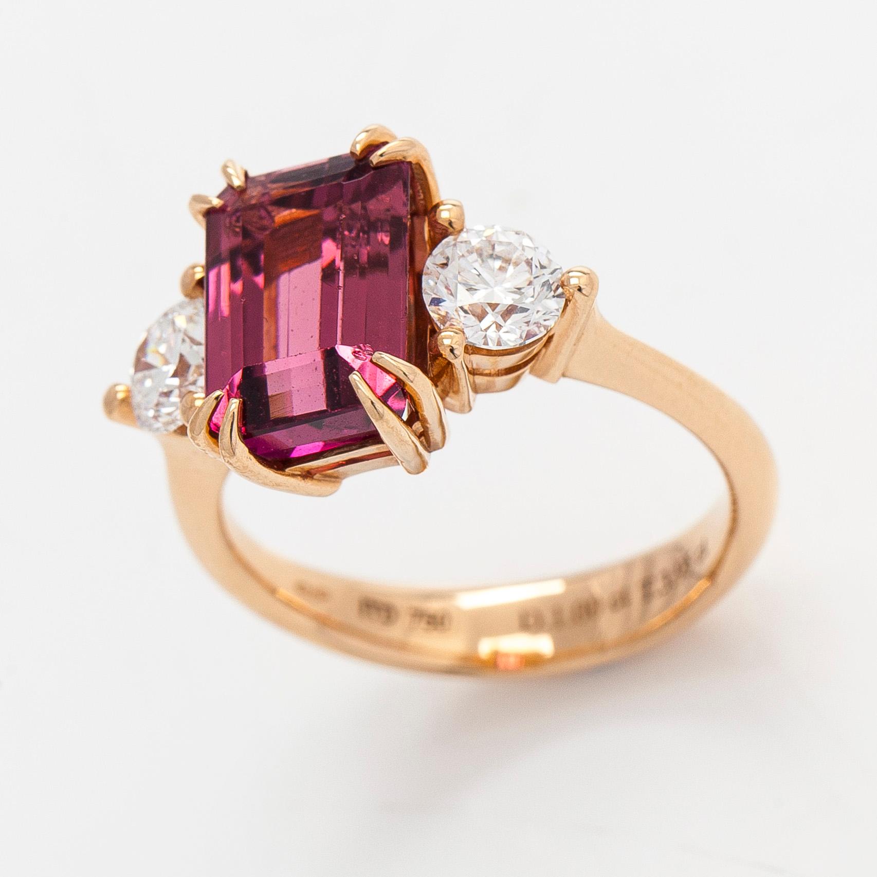Ring, 18K guld med turmalin och briljantslipade diamanter.