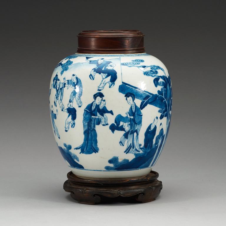 A blue and white jar, Qing dynasty, Kangxi (1662-1722).