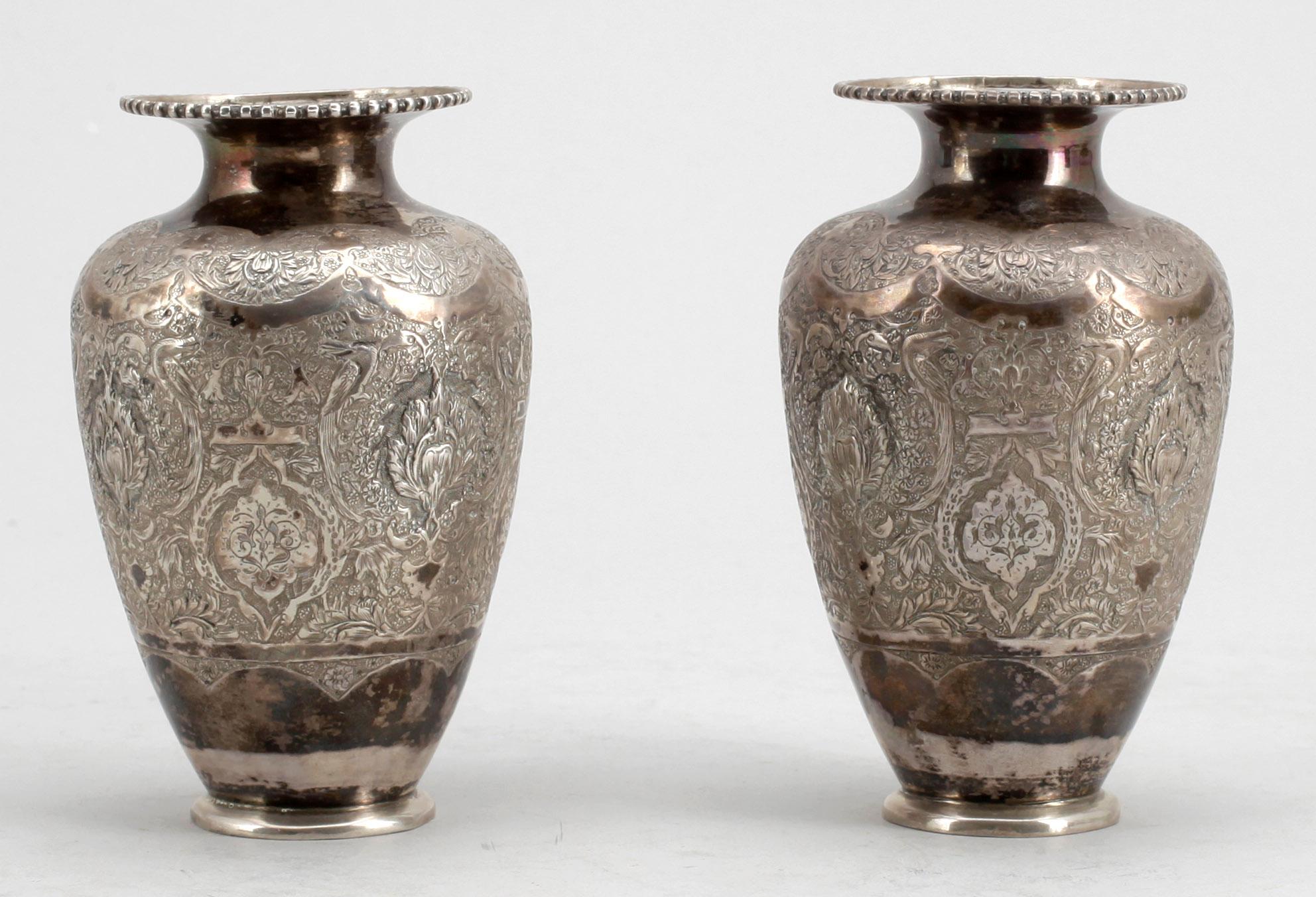 URNOR, ett par, silver, Persien, omkr sekelskiftet 1900. Totalvikt: 310 gram.
