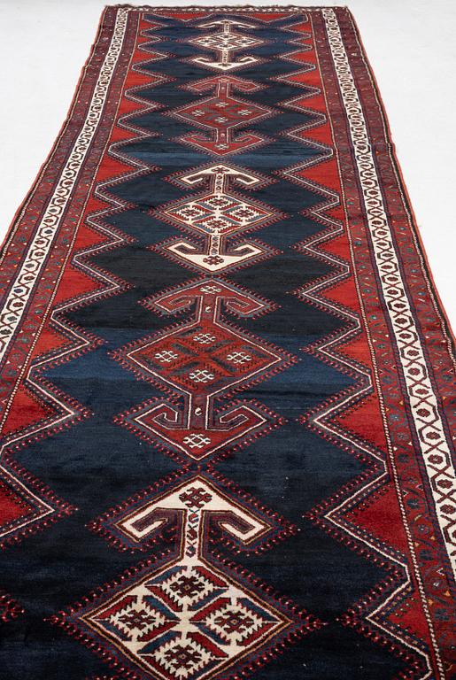 Lattice rug, semi-antique Qashqai Baseri, approx. 555 x 150 cm.