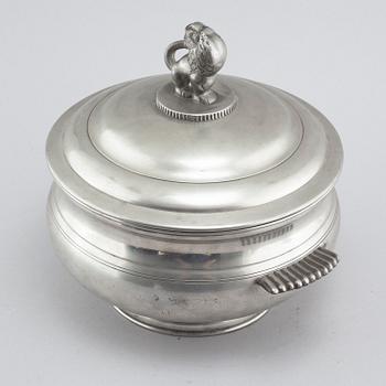 Terrin med lock, tenn, modell 277, Firma Svenskt Tenn, 1926. Lockknoppen troligtvis formgiven av Anna Petrus.