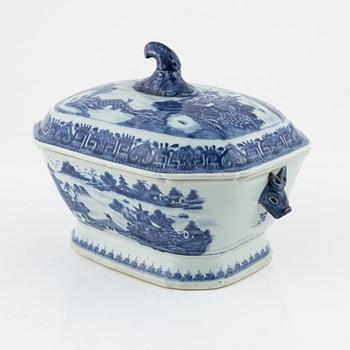 A Chinese tureen with cover, Qing dynasty, Qianlong (1736-95).