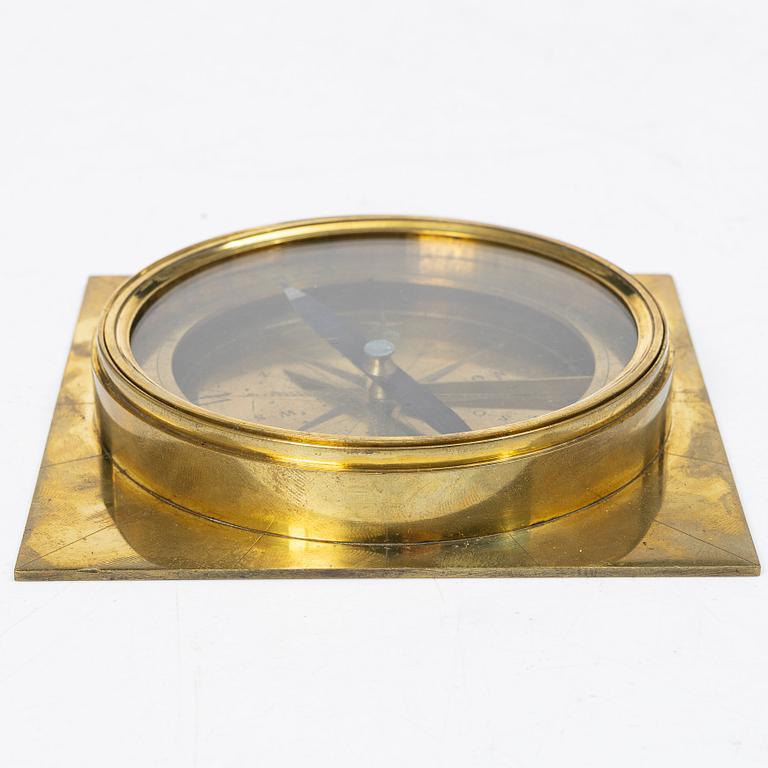 Compass, by Johan Gustaf Hasselström, instrument maker in Stockholm 1775-1812.