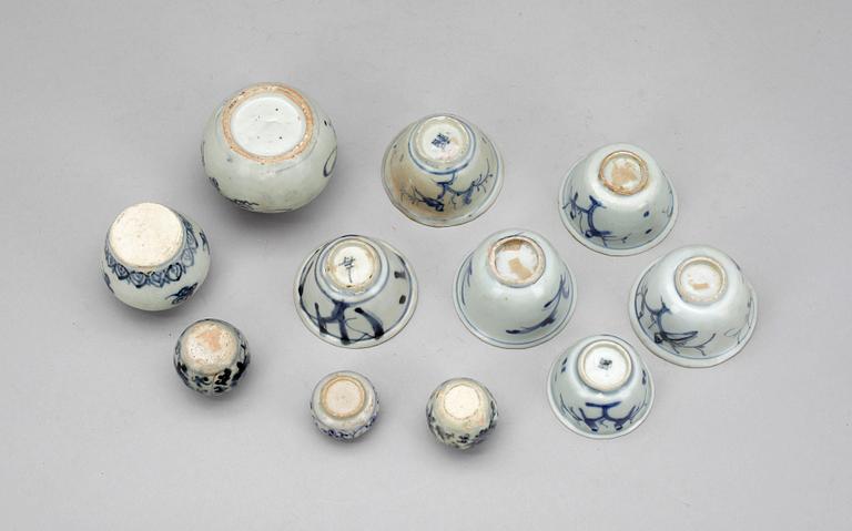 FAT samt KOPPAR och KRUKOR, 15 delar, porslin, Kina. 1800-tal.