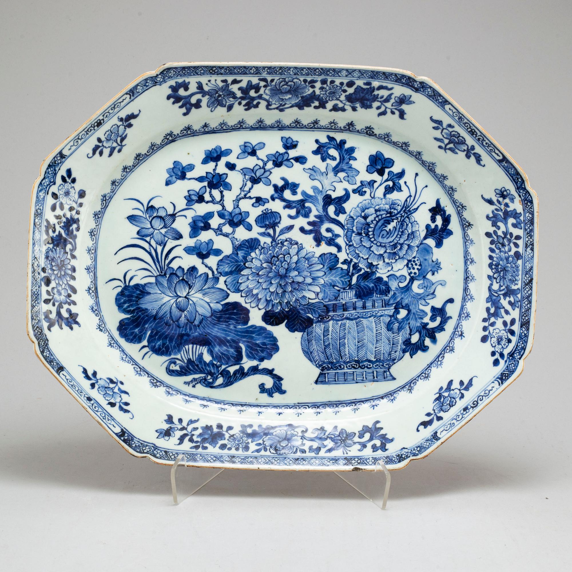 A blue and white export porcelain serving dish, Qing dynasty, Qianlong (12736-95).