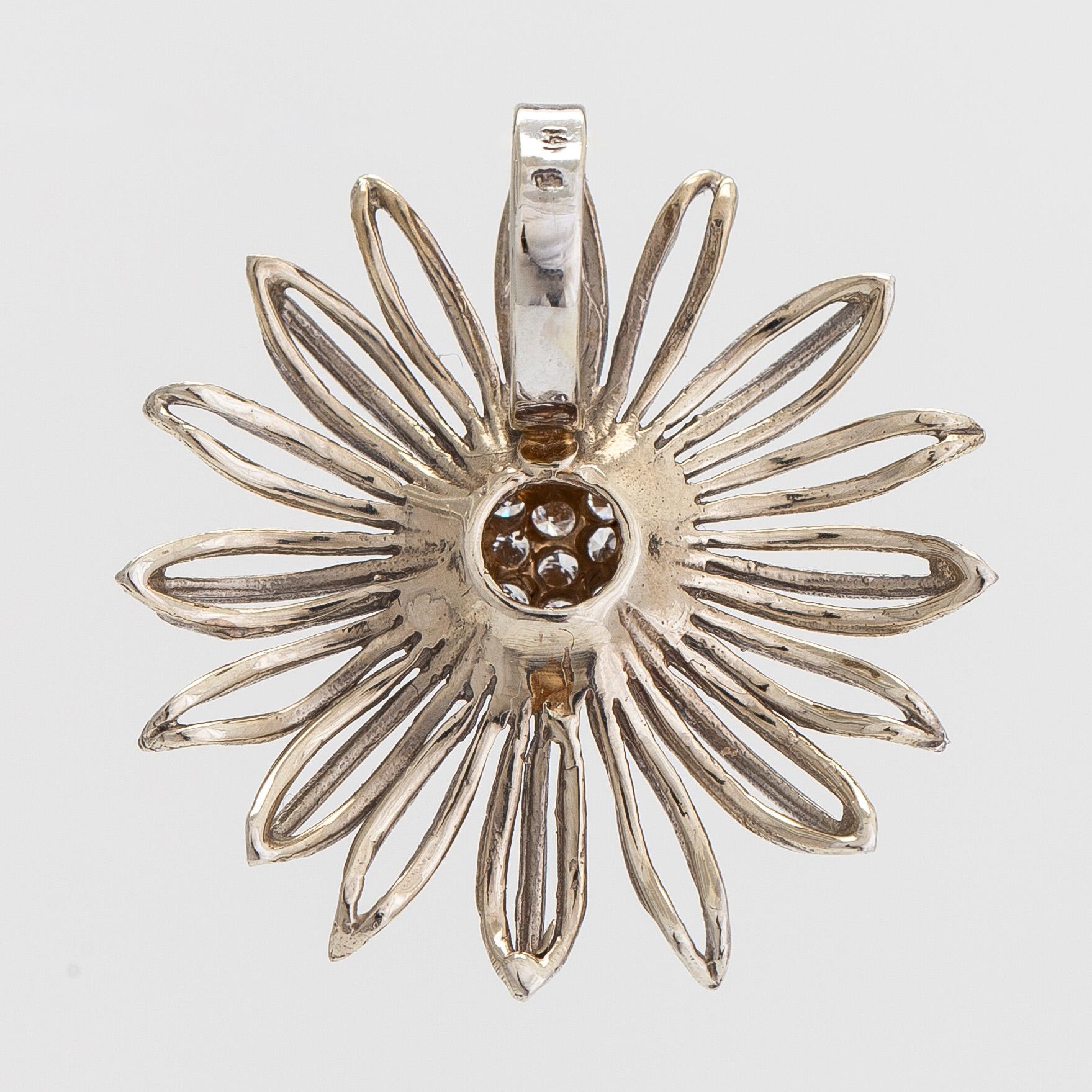 Hänge, blomma, 14K vitguld, diamanter totalt ca 0.12 ct.