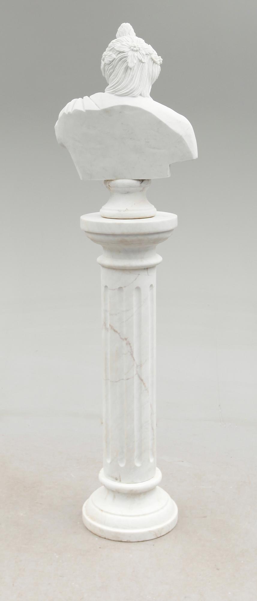 SKULPTUR PÅ PIEDESTAL, vit marmor, modern tillverkning.
