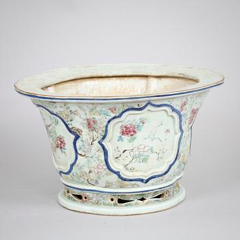 A famille rose flower pot, late Qing dynasty.