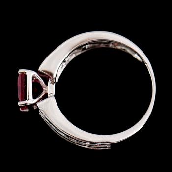 RING, silver, vita safirer och rubin 1.50 ct. Total vikt ca 4 g.
