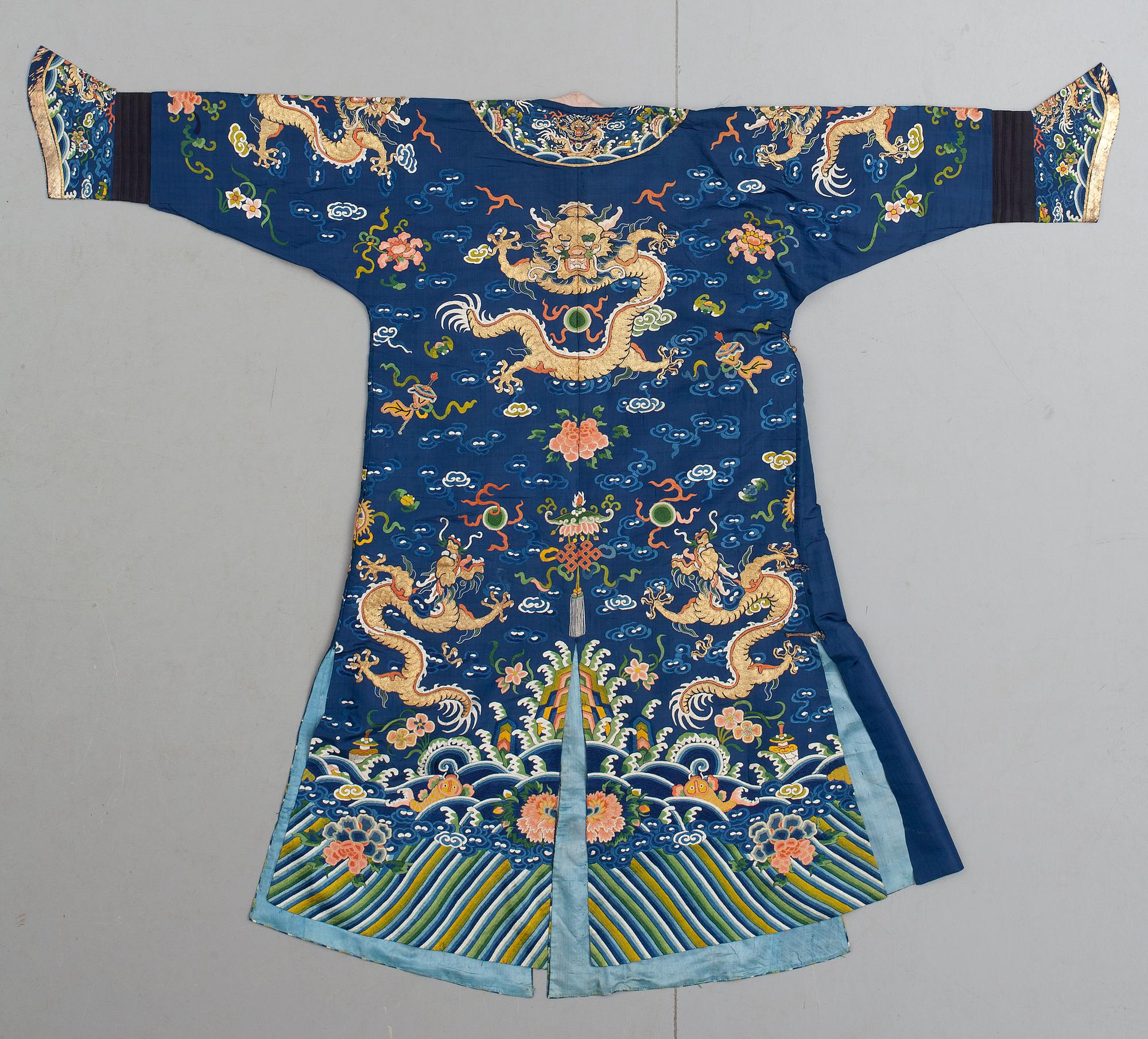 ROBE, silk. China around 1900. Height 126 cm.