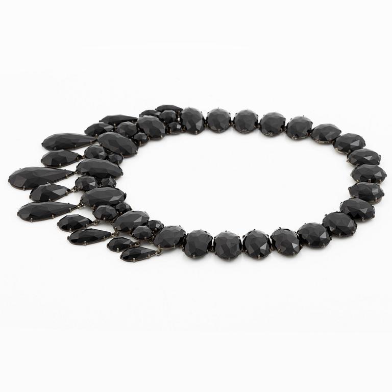 Collier silver med stora fasettslipade svarta stenar.