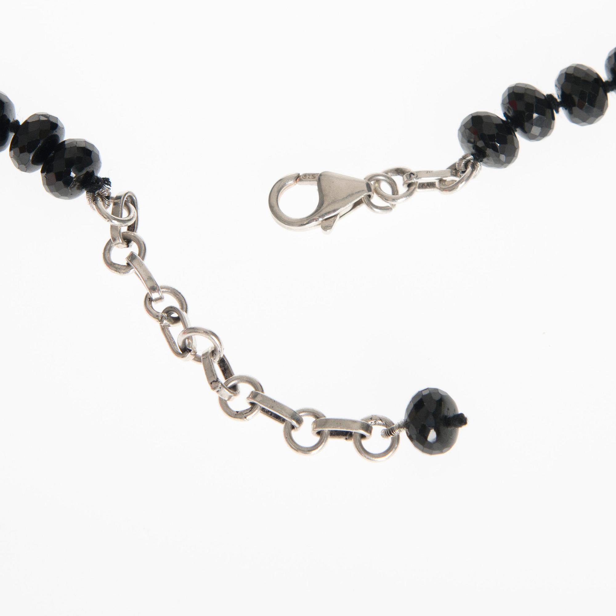 COLLIER, svarta spineller, silverlås.