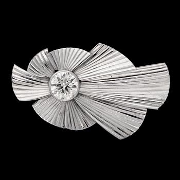 1068. A medium cut diamond brooch, app. 1.85 cts.