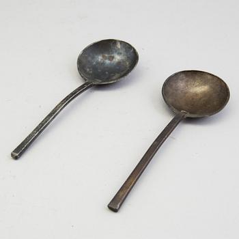 TWO 17TH CENTURY PEWTER SPOONS.