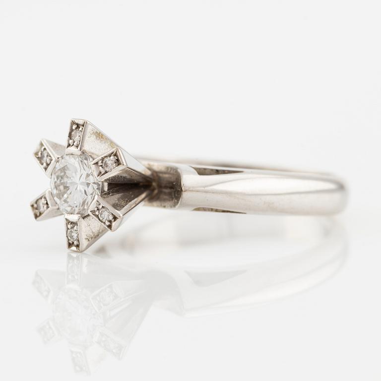 Ring in 18K white gold with round brilliant-cut diamonds.