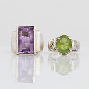 RINGAR, 2 st, silver med rektangulärslipad ametist ca 13,35 ct och spodumen ca 4,08 ct. Total vikt ca 18,90 g.