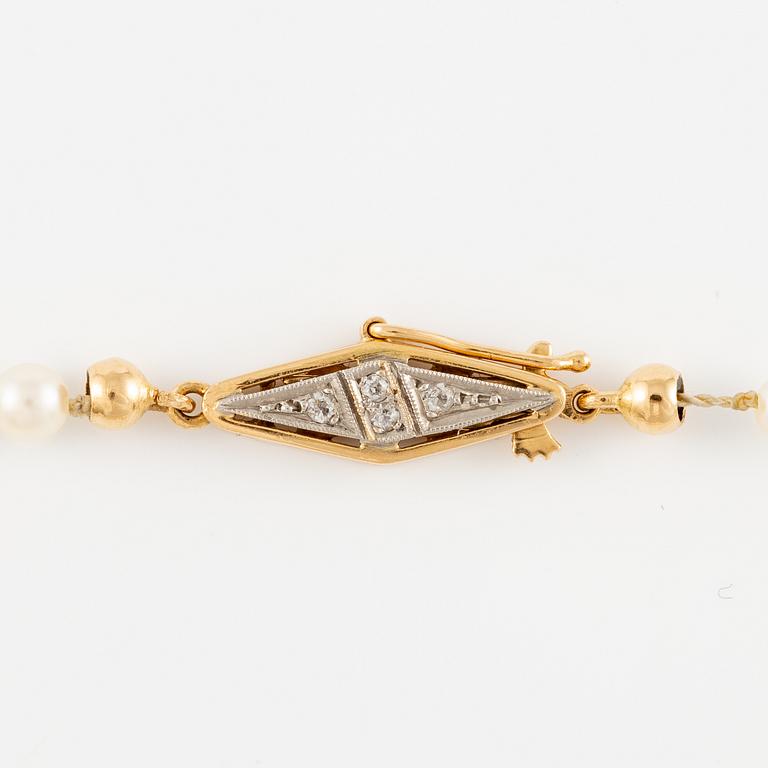 Pearl necklace, with graduated cultured pearls, clasp 18K gold set with small white stones.