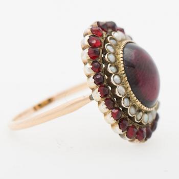 RING, granater, pärlor, 14K guld. Oskar Lindroos, Helsingfors 1934.