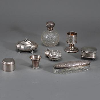 PARTI SILVER, 8 delar, mestadels England och Sverige, 1900-tal, vikt exklusive glas samt fylld del ca 300 g.