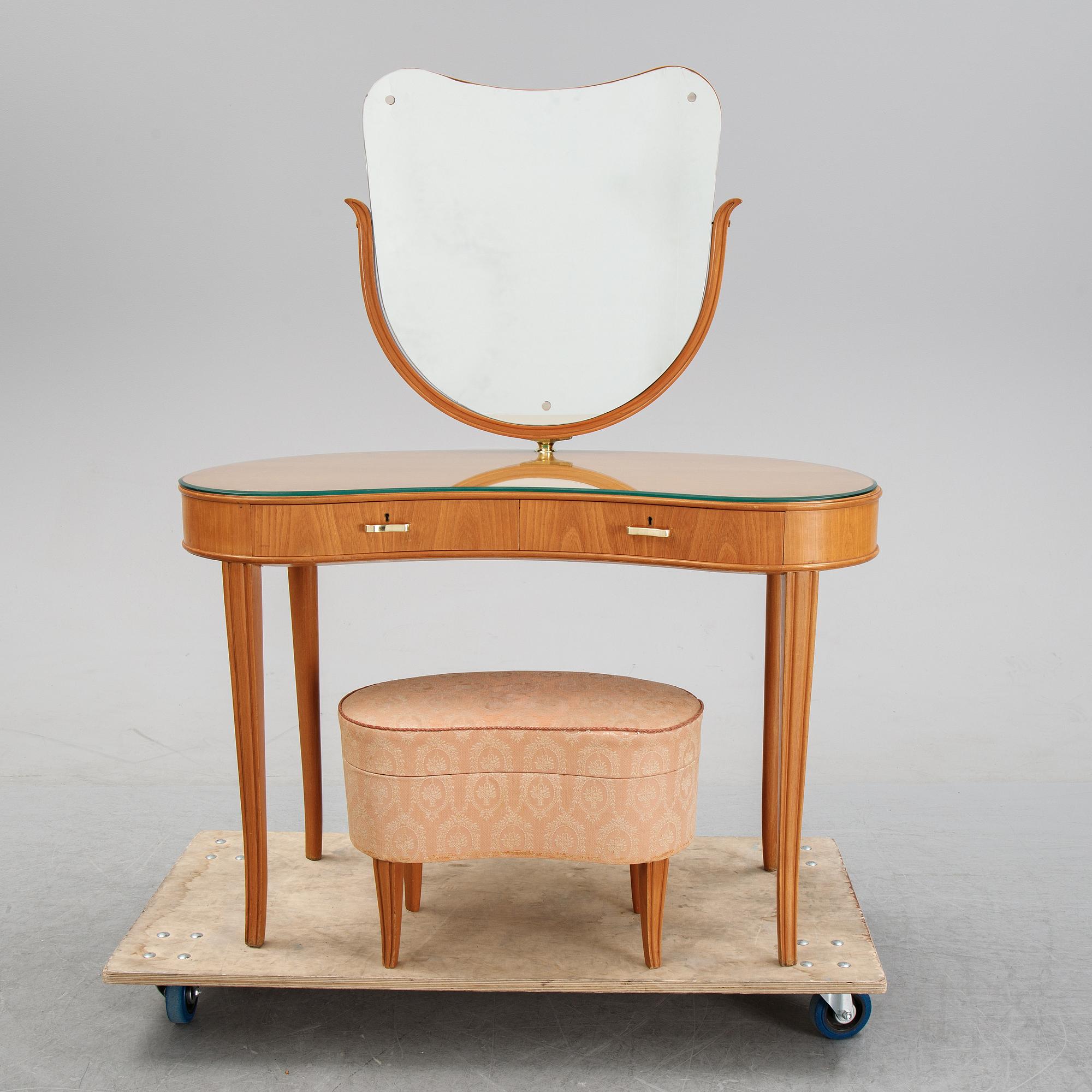 Axel Larsson, attributed to. An elm dressing table and stool, Swedish Modern, Bodafors SMF, 1940's.