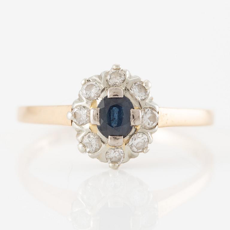 Ring, 18K guld med liten safir och briljantslipade diamanter.
