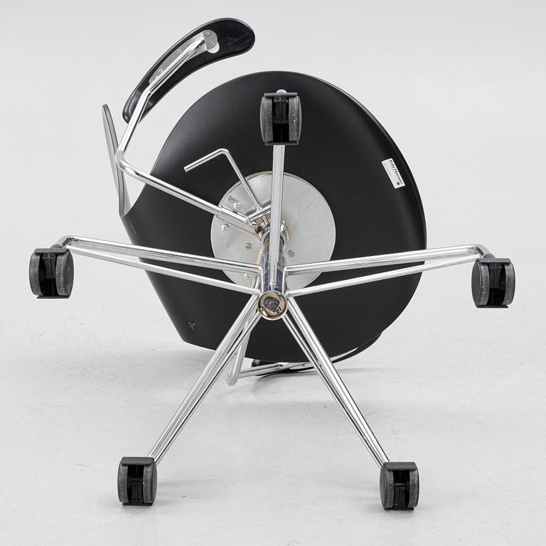 Arne Jacobsen, a model 3217 "Seven" desk chair, Fritz Hansen, Denmark, 1999.