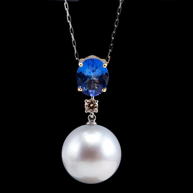 A PENDANT, South Sea pearl Ø 15,4 mm, tanzanite 2.34 ct, brilliant cut diamond 0.15 ct W/vs.