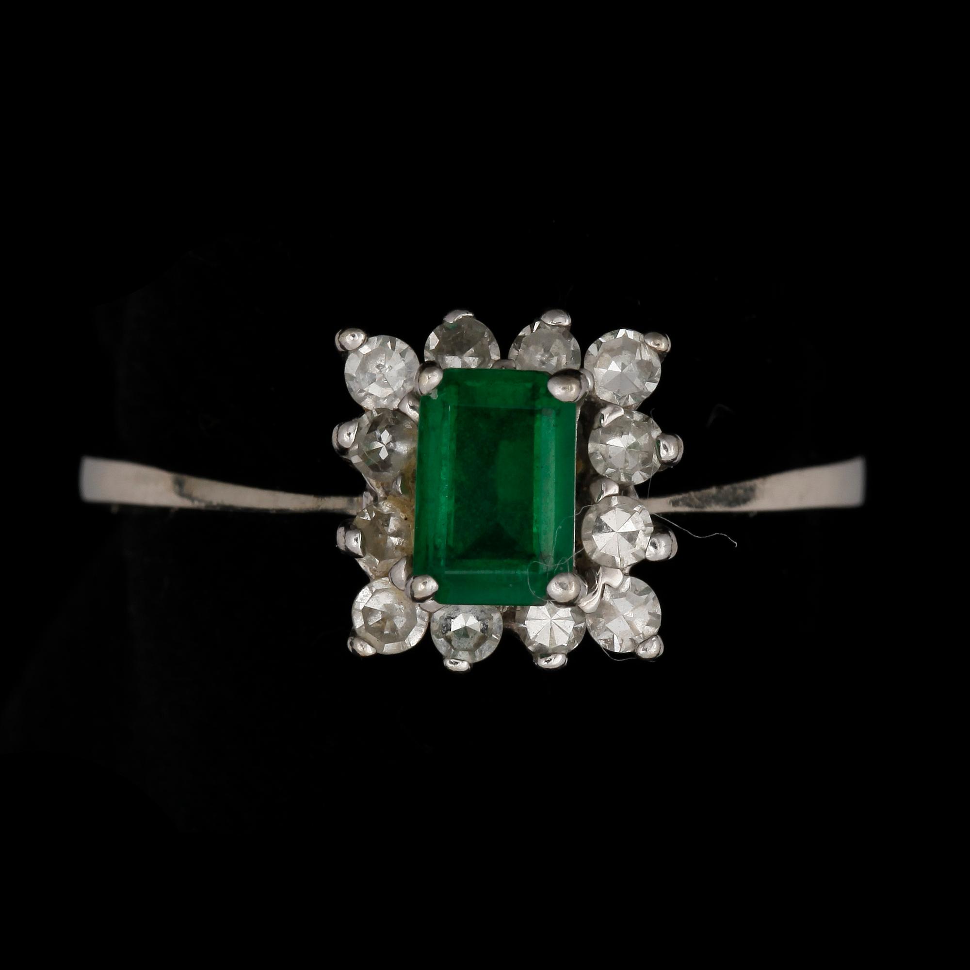 RING, 14k vitguld med smaragd ca6x4mm och diamanter. 2000-tal. Vikt 3,3g.