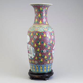 A large famille rose vase, Qing dynasty, late 19th century,