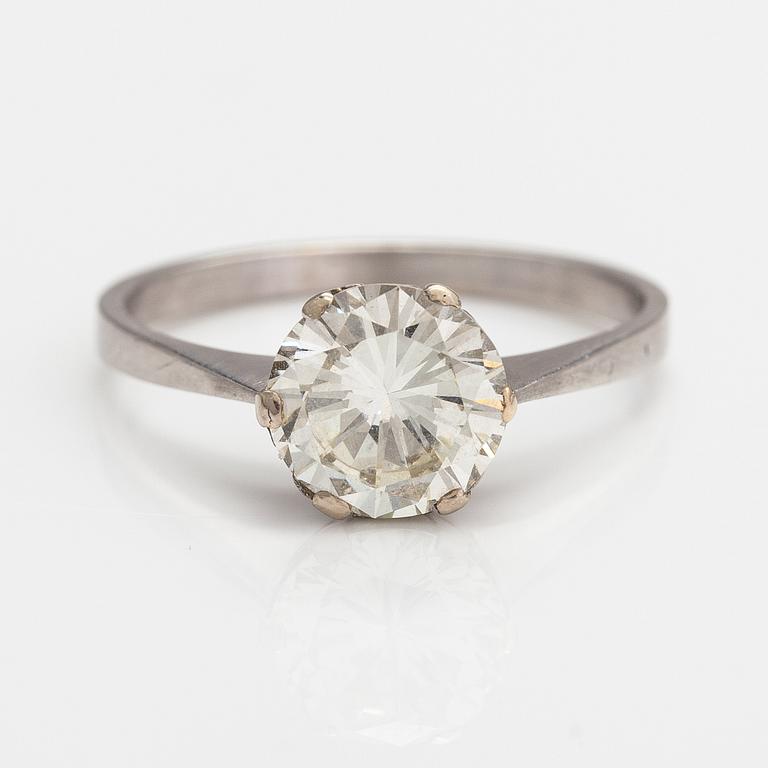 Ring, 18K vitguld, briljantslipad diamant ca 2.25 ct enligt certifikat.