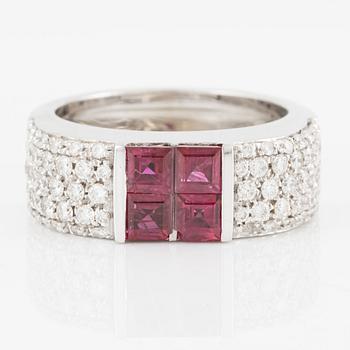 Ring in 18K white gold set with round brilliant-cut diamonds and faceted rubies.