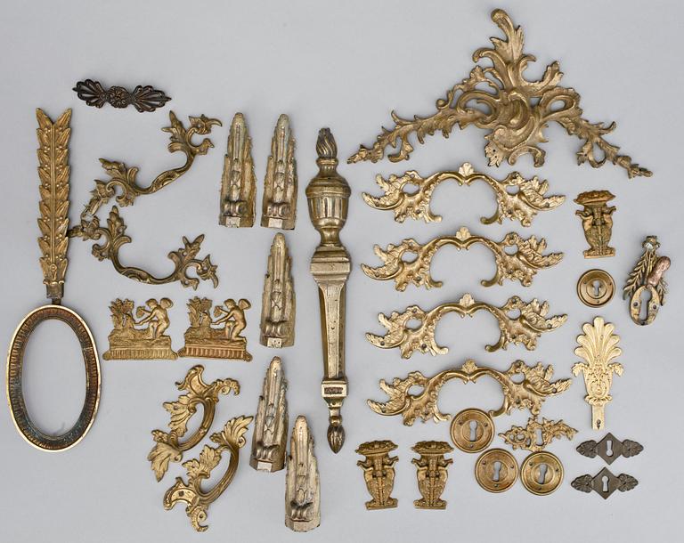 MÖBELBESLAG, 32 st, brons, 1800/1900-tal.