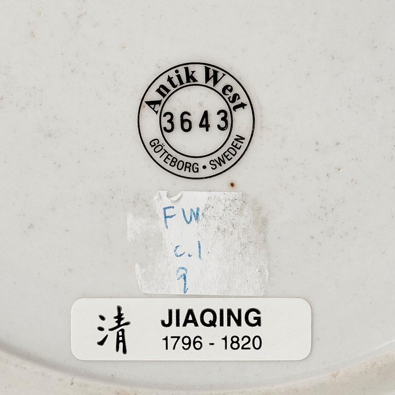 An armorial dinner plate, Qing dynasty, Jiaqing (1796-1820).