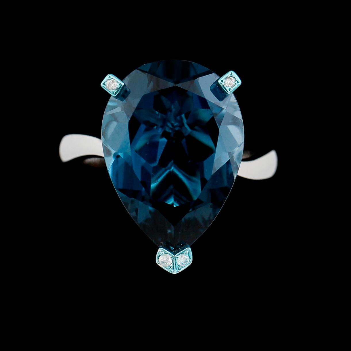 RING, 14K vitguld, blå topas samt diamanter.