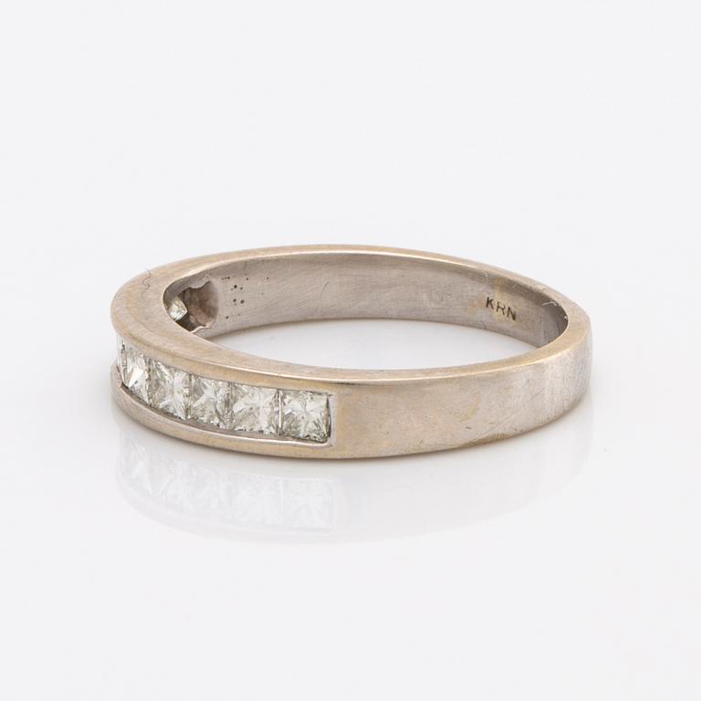ALLIANSRING 14K vitguld m 9 princesslipade diamanter ca 0,65 ct, ca TW (F-G) VS/SI. God slipning.