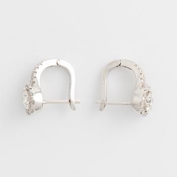 Earrings with brilliant-cut diamonds accompanied by an HRD report.