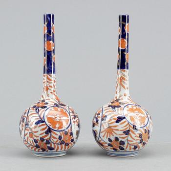 VASER, ett par, porslin, Japan. Sekelskiftet 1900.
