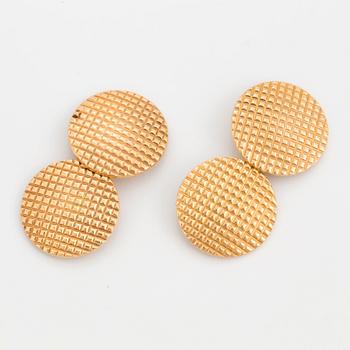 A pair of 18K gold cufflinks.