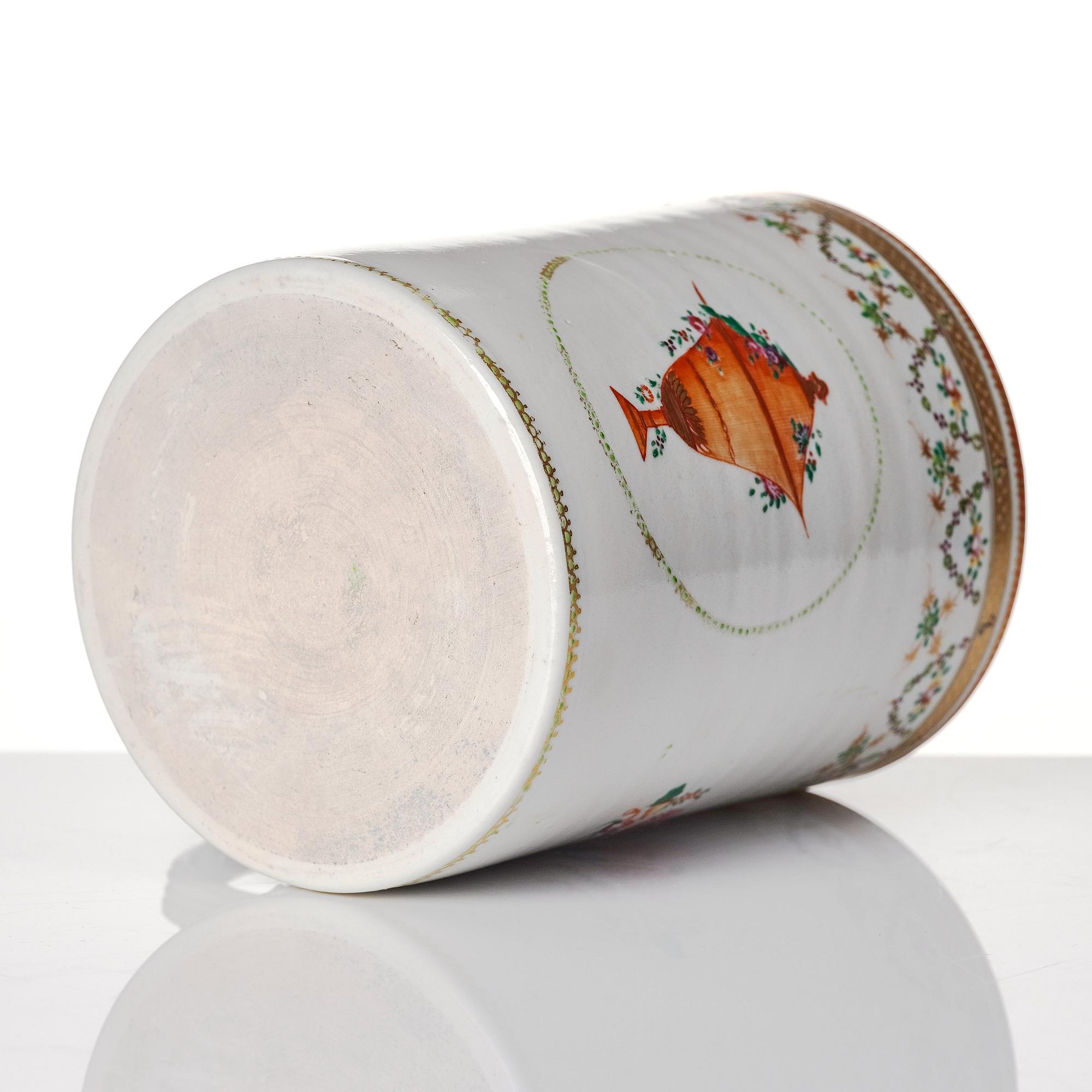 Mugg, kompaniporslin. Kina, Qingdynastin, Qianlong (1736-95).