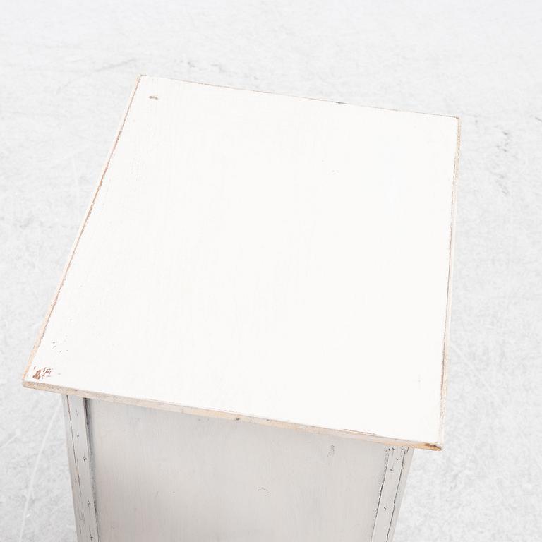 Bedside tables/chests of drawers, a pair, contemporary.