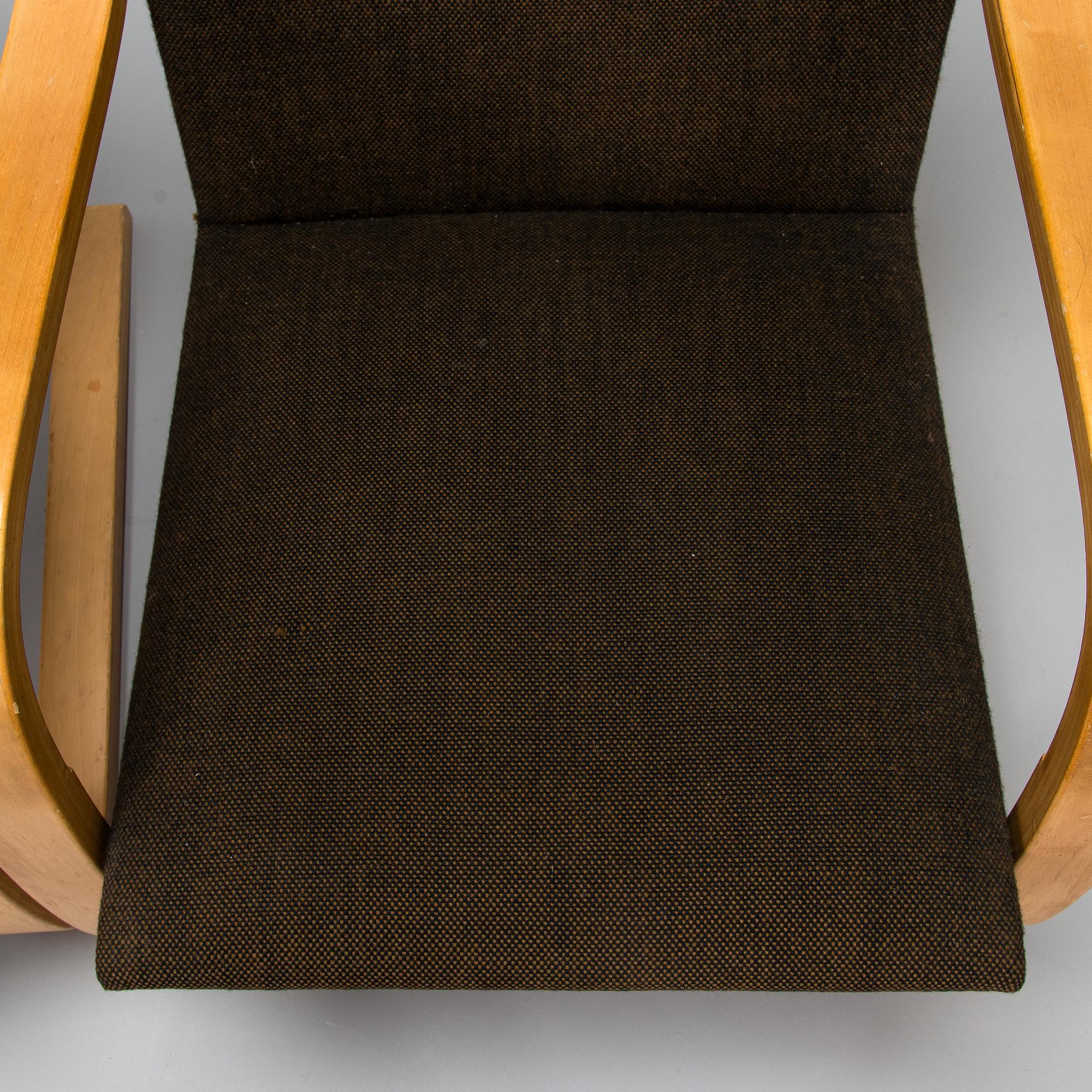 Alvar Aalto, A pair of mid-20th century '34/401' armchairs for O.Y. Huonekalu- ja Rakennustyötehdas A.B. Finland.