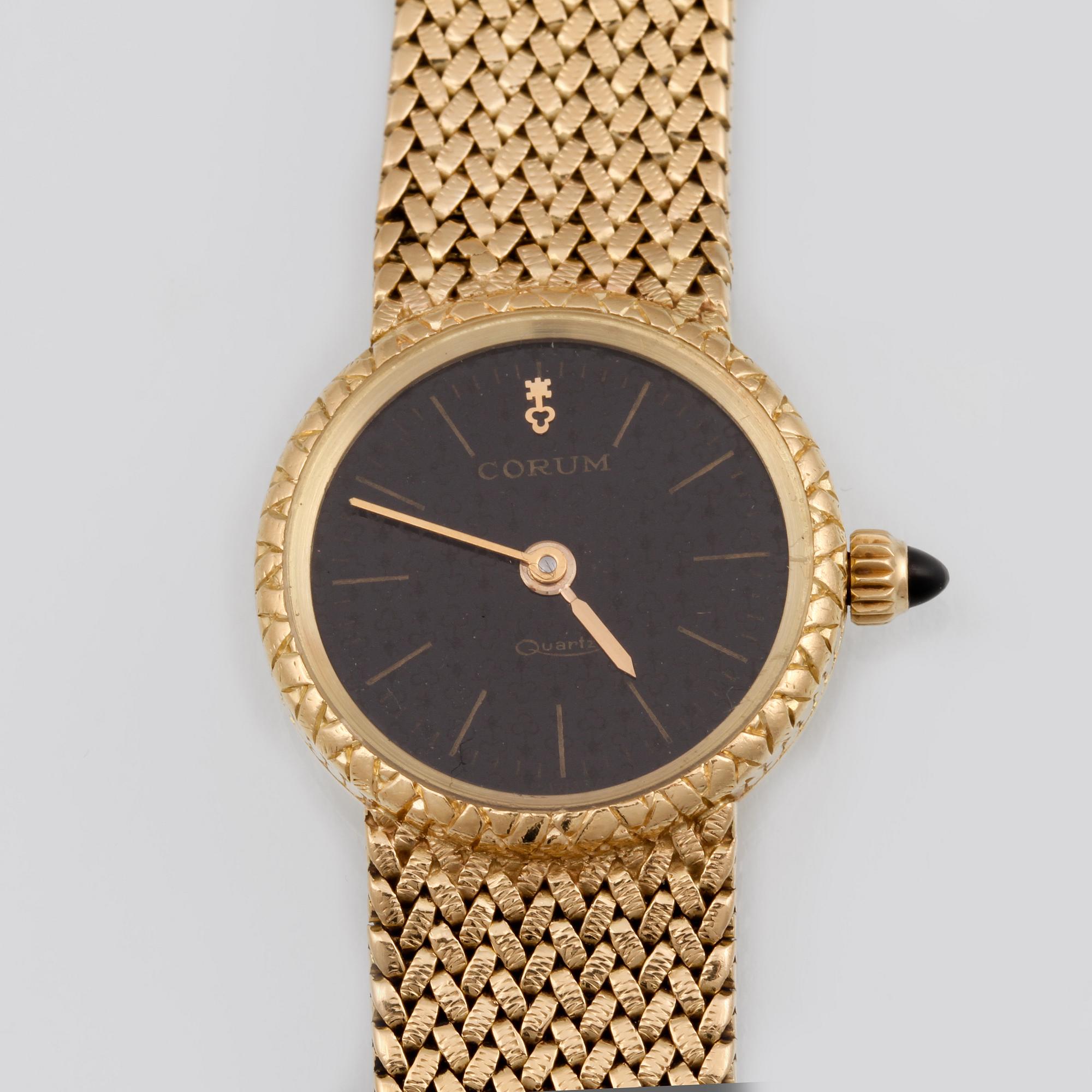 DAMARMBANDSUR, 18K guld, Corum. Vikt 45,7 gram.