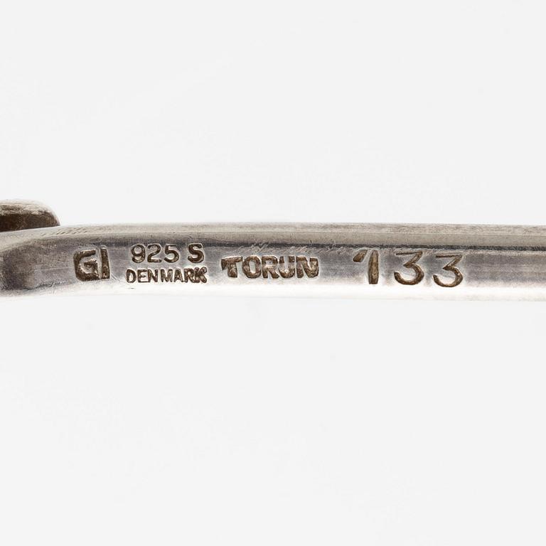 Vivianna Torun Bülow-Hübe, halsring med hänge, sterlingsilver och ametist, för Georg Jensen.