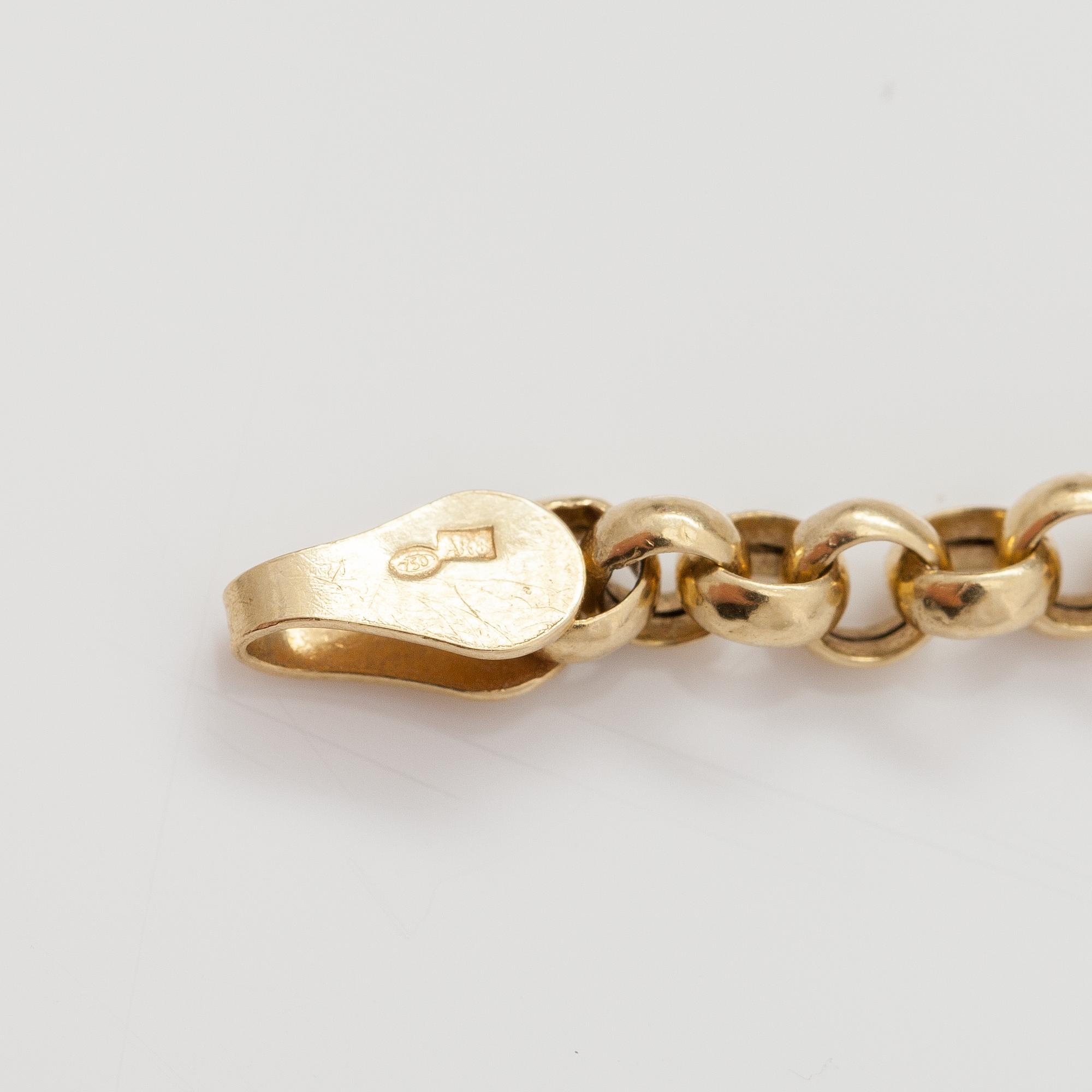 An 18K gold necklace.