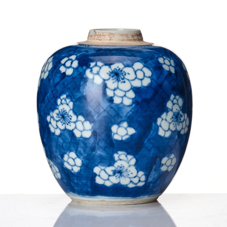 A blue and white tea caddy, Qing dynasty, Kangxi (1662-1722).