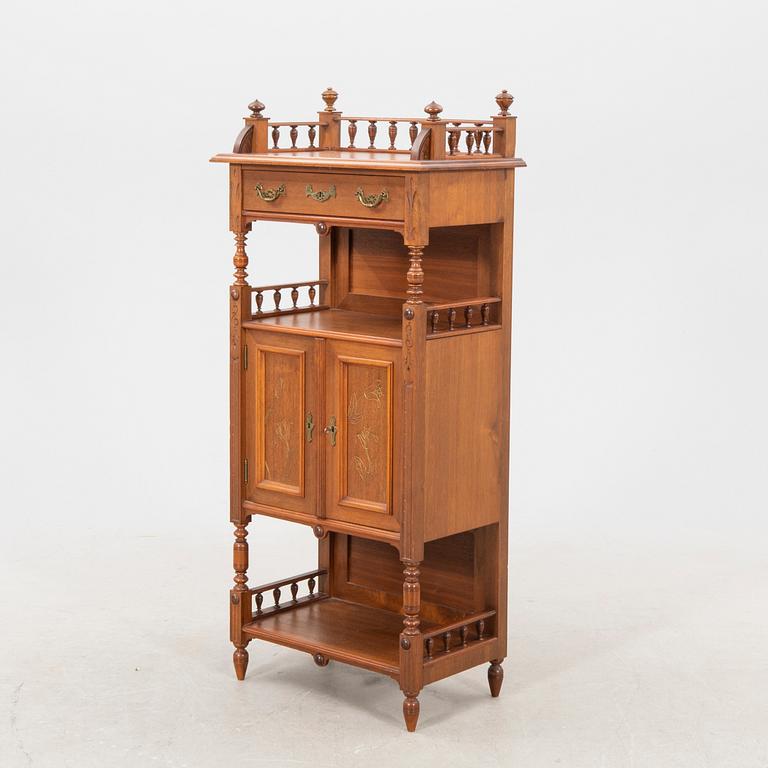 An eraaly 1900s oak cabinet.