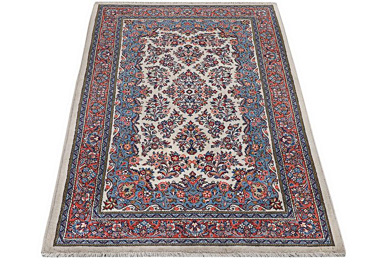 A carpet Sarouk, c. 210 x 137 cm.