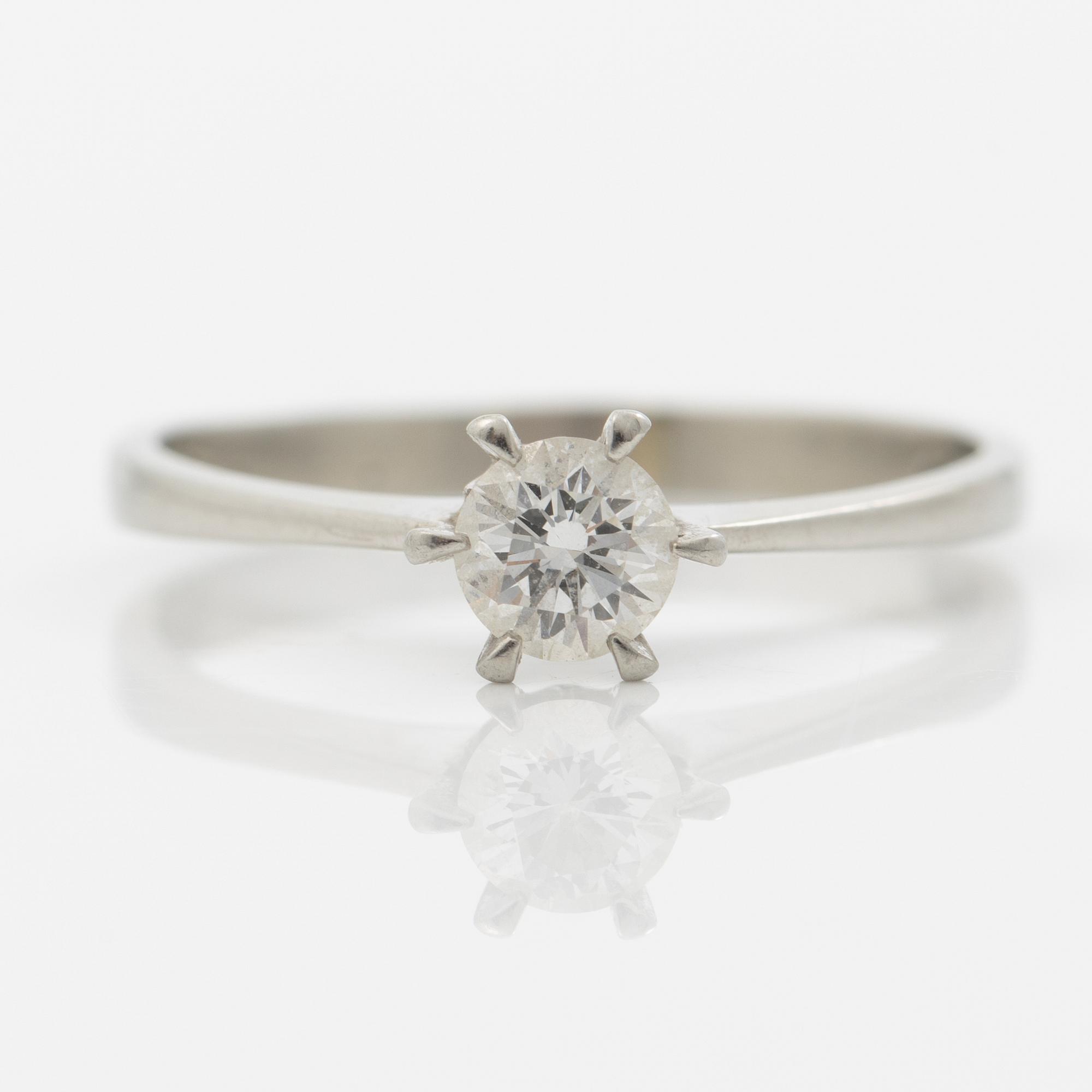 18K white gold ring with a brilliant-cut diamond.