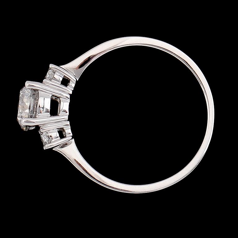RING, 18K vitguld, briljantslipade diamanter tot ca 1.20 ct. Vikt ca 3 g.
